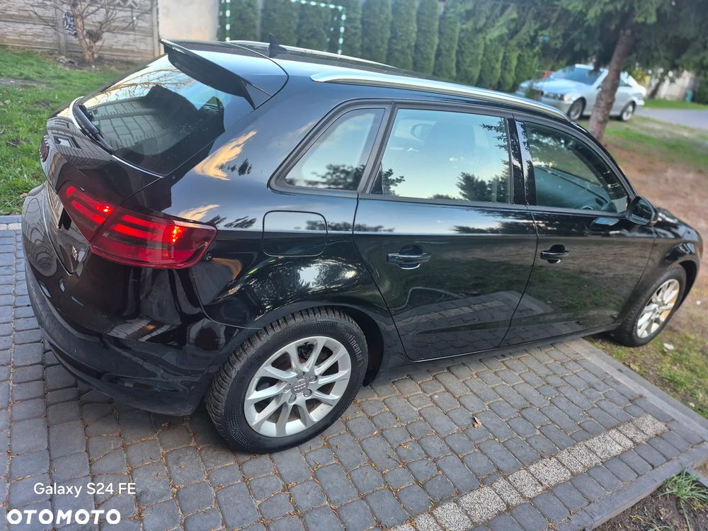 Audi A3 Sportback 1.6 TDI S line Sportpaket - 2