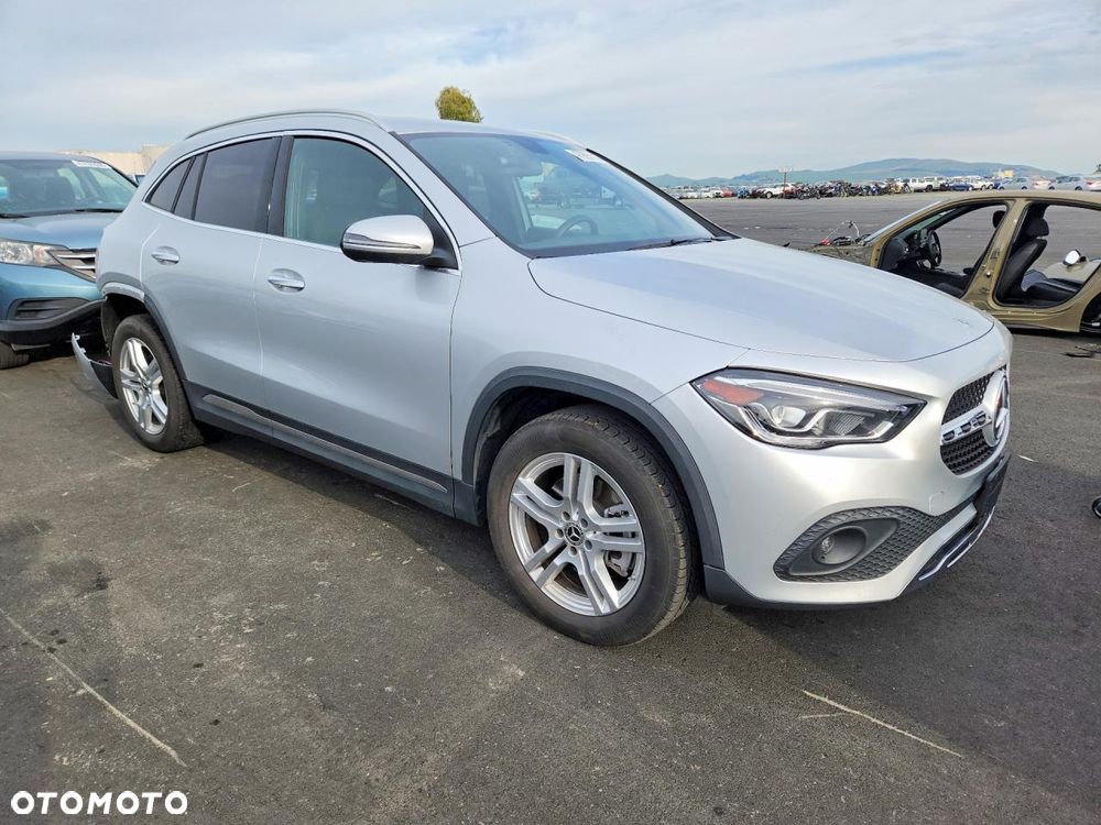 Mercedes-Benz GLA - 2
