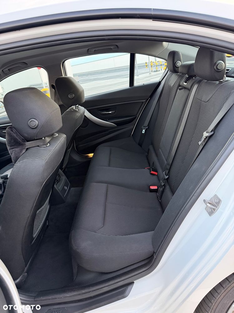 BMW Seria 3 320i - 11