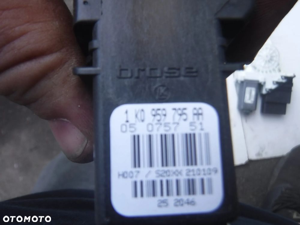 Vw Tiguan Skoda Seat Golf Passat B6  silniczek tyl szyby 5N0959703 1K0959794E   5N0959704B 1K0959795AA 5N0959703B 1K0959794AA 5N0959704 1K0959795E - 5