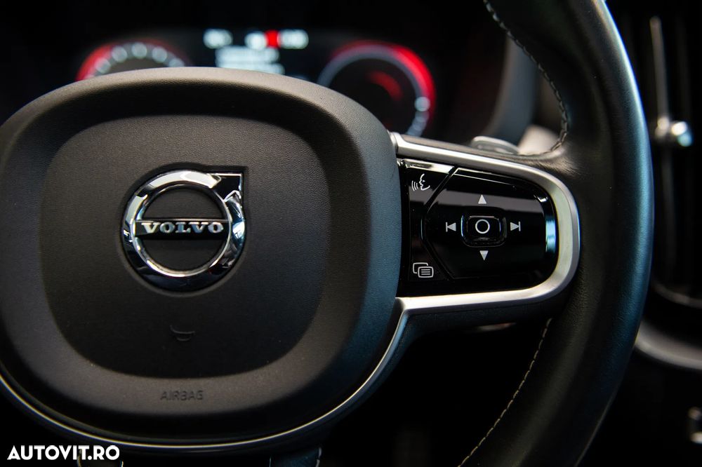 Volvo XC 60 Recharge T8 Twin Engine eAWD R-Design - 19