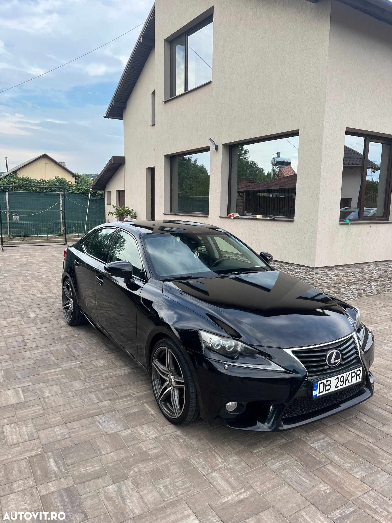Lexus Seria IS 300h - 2