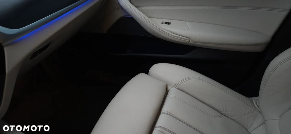 BMW Seria 5 M550i xDrive - 25