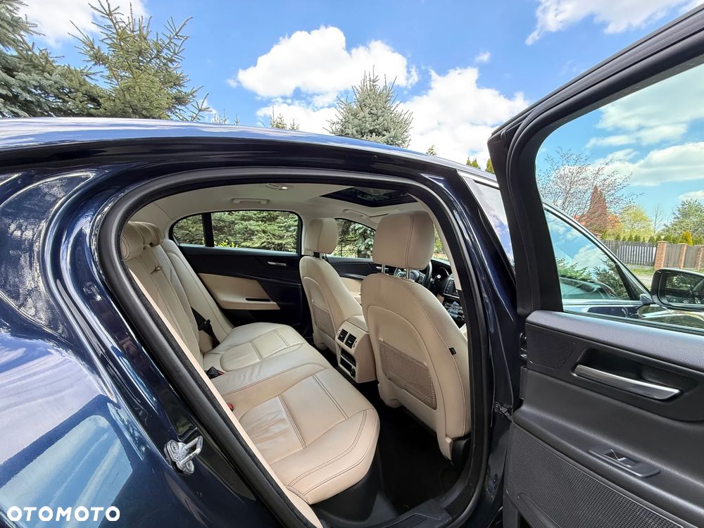 Jaguar XE 20d Prestige - 32