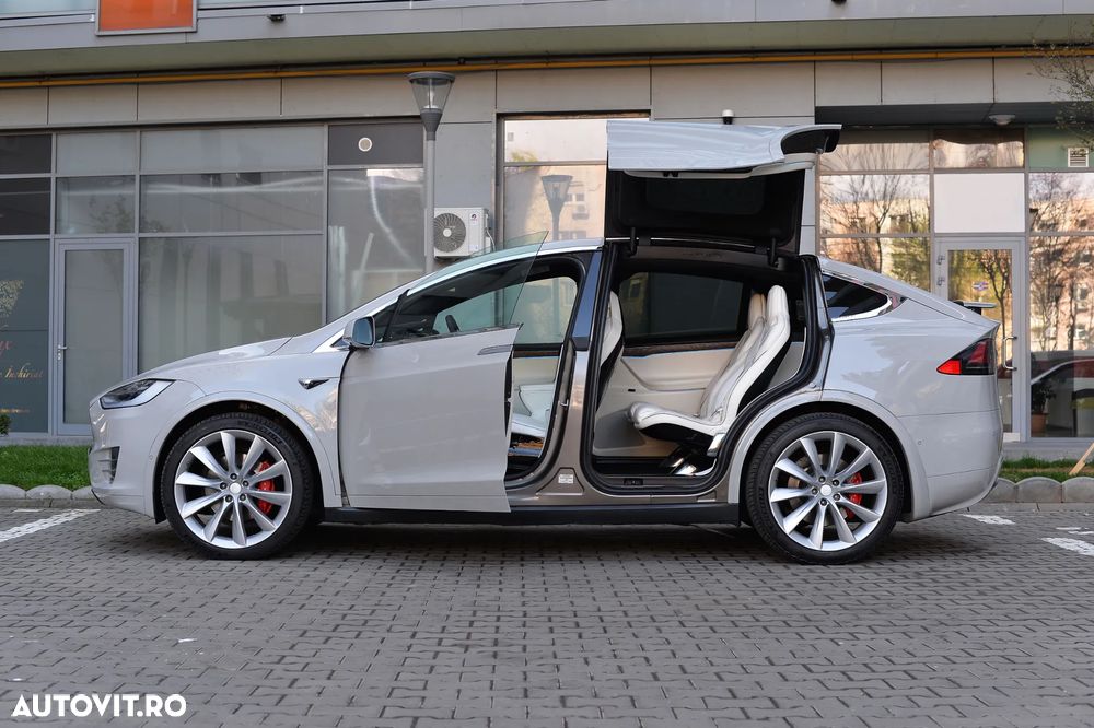 Tesla Model X - 15
