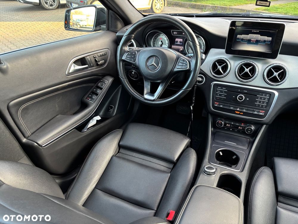 Mercedes-Benz GLA 250 4Matic 7G-DCT UrbanStyle Edition - 20