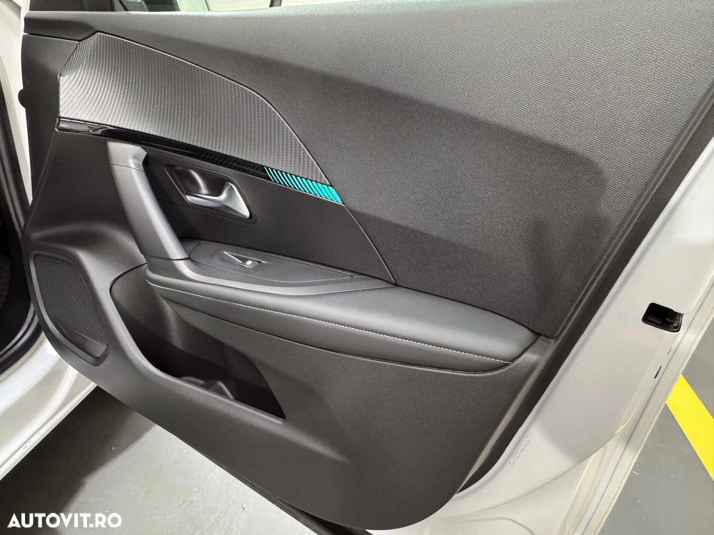 Peugeot 2008 1.5 BlueHDI EAT8 STT GT - 32