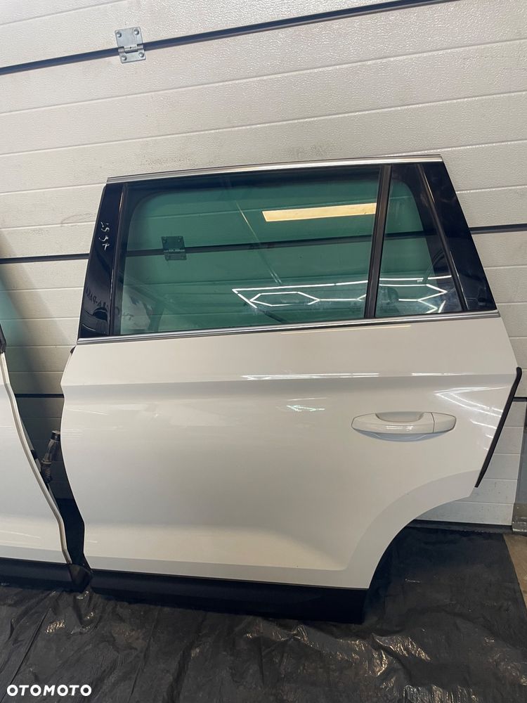 SKODA KODIAQ  drzwi lewy tył w kolor  ROK LS9R w kolor pod miernik - 1