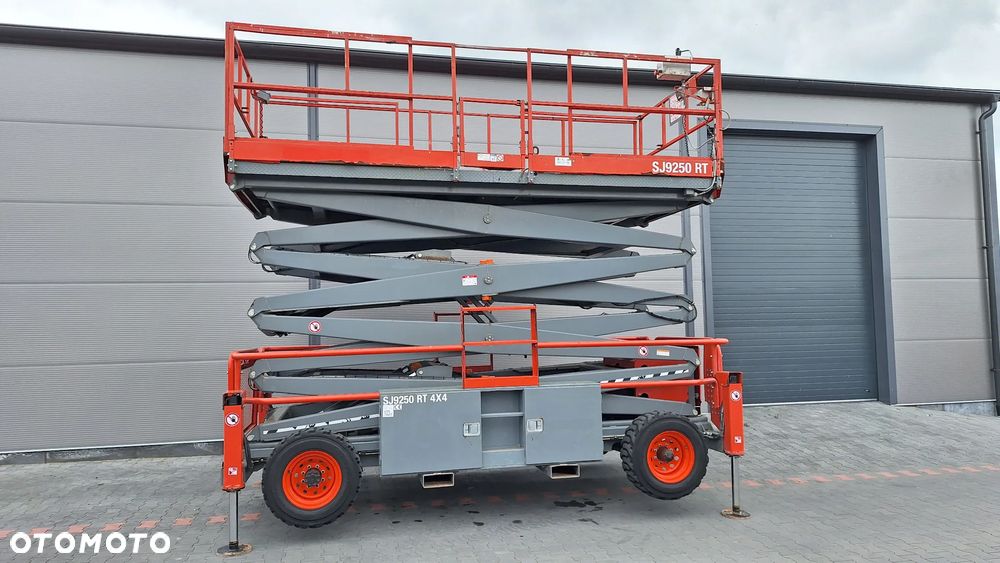 Skyjack SJ9250 Podest Podnośnik Nożycowy Terenowy Spalinowy 4x4 - 8