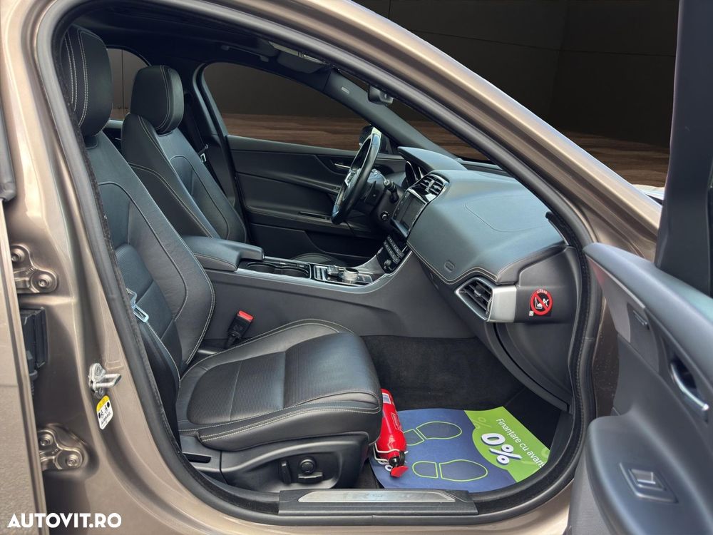 Jaguar XE - 12
