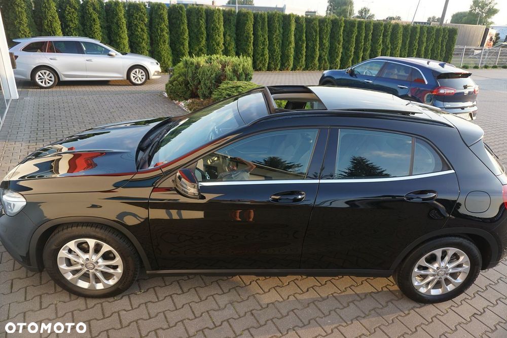 Mercedes-Benz GLA 200 7G-DCT Urban - 32