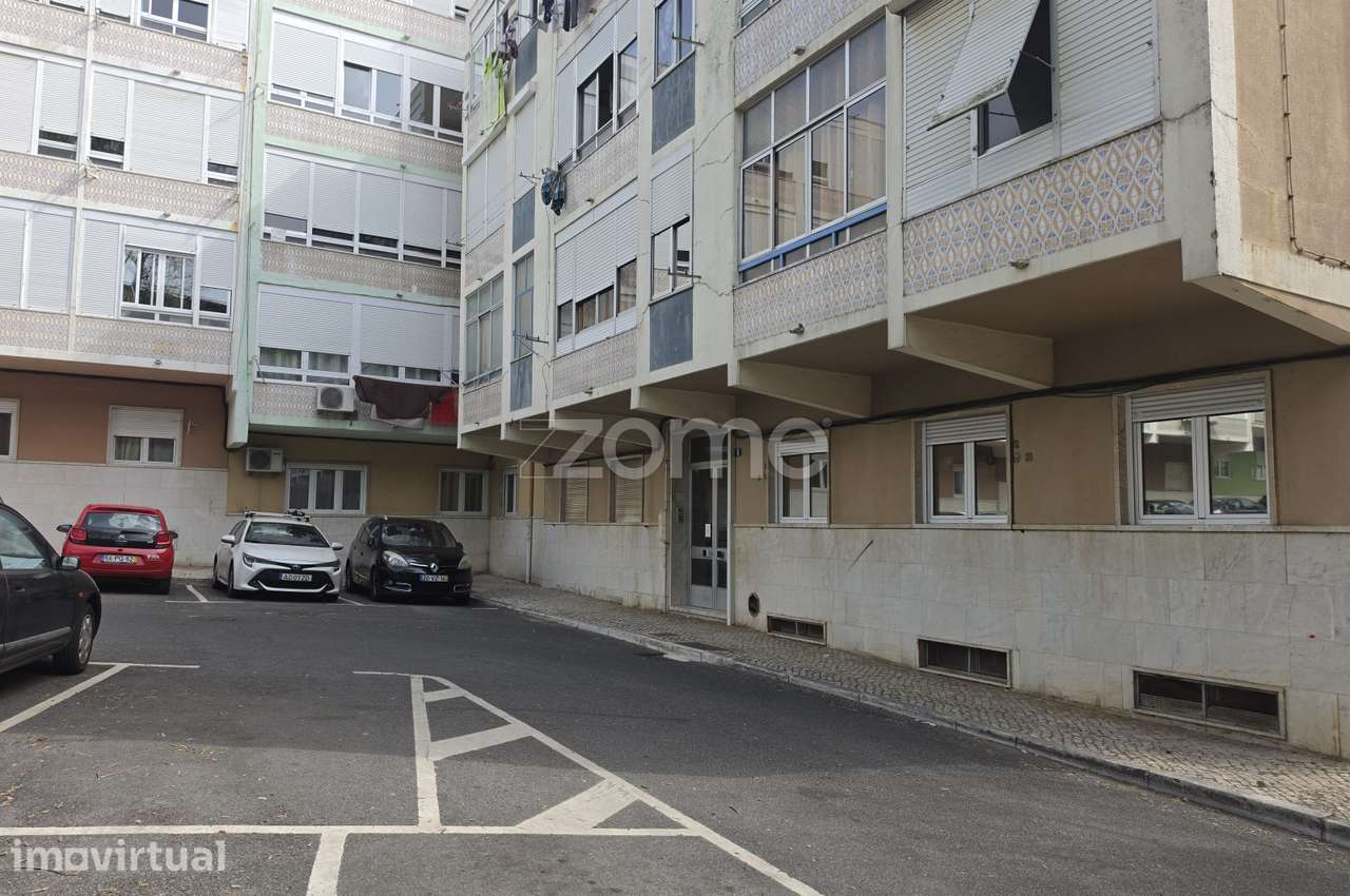 Excelente apartamento T2, situado num 1.º andar, na Buraca - Grande imagem: 2/25