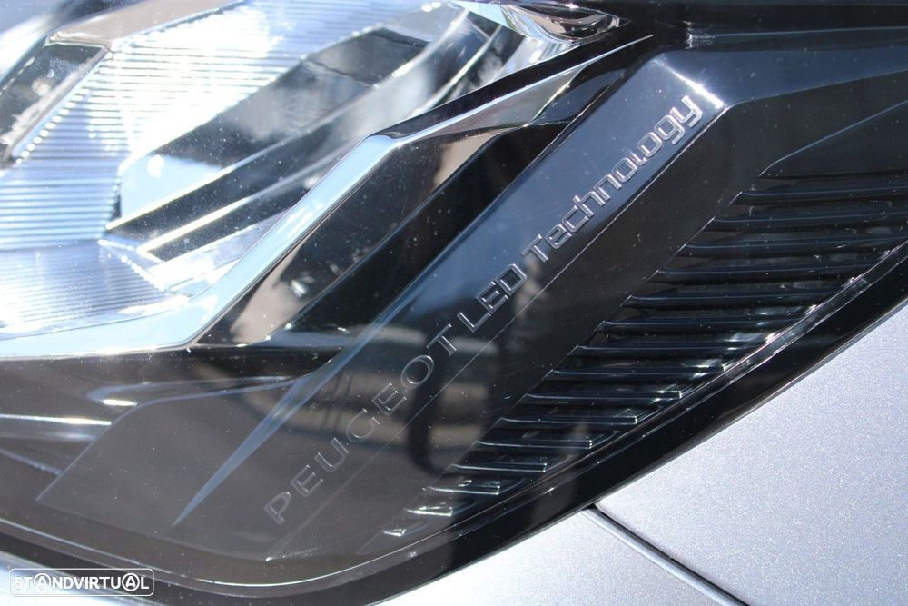 Peugeot e-2008 Allure - 21