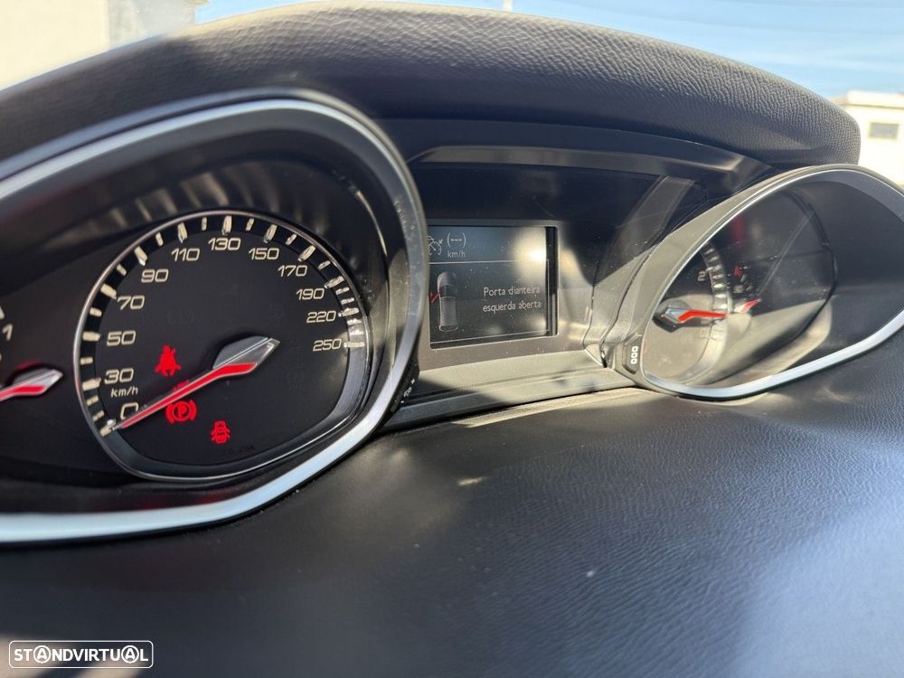 Peugeot 308 1.2 PureTech Allure EAT8 - 20