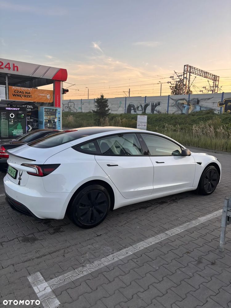 Tesla Model 3 2024 photo 2