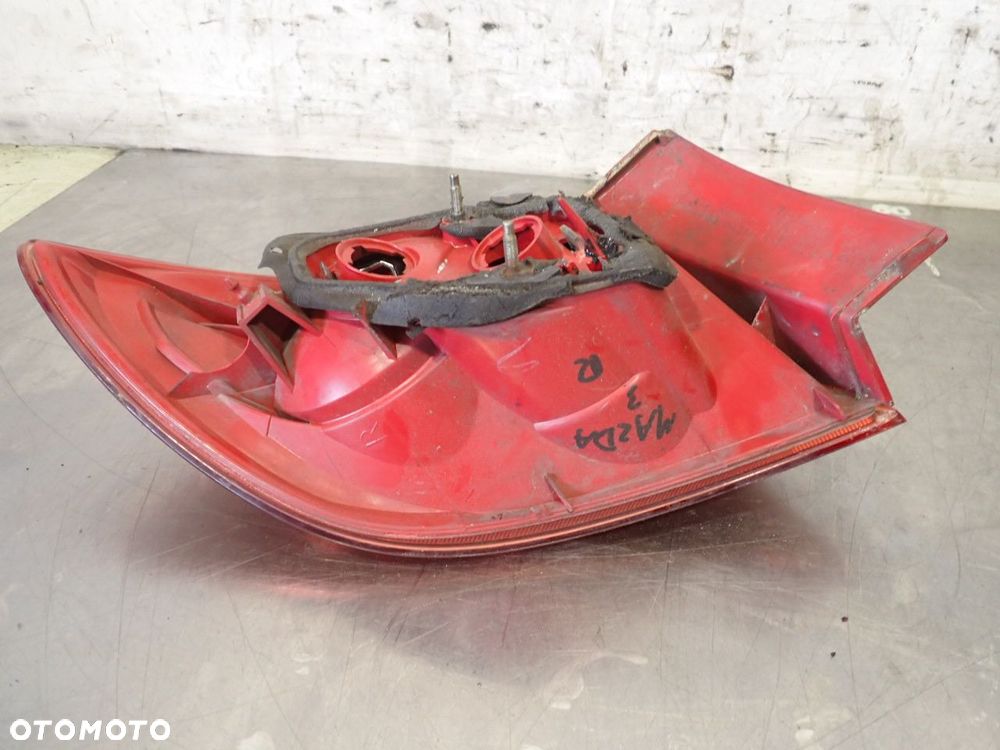 LAMPA PRAWA TYLNA MAZDA 3 1.6 - 5