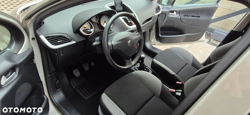 Peugeot 207 1.4 16V Trendy - 16
