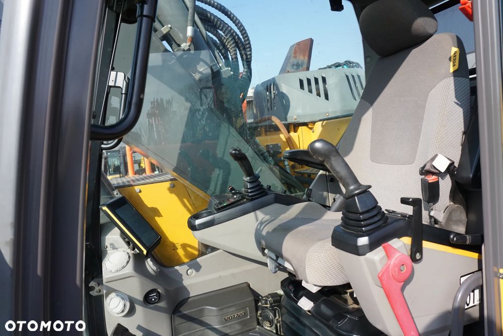 Volvo ECR 235 L - 12