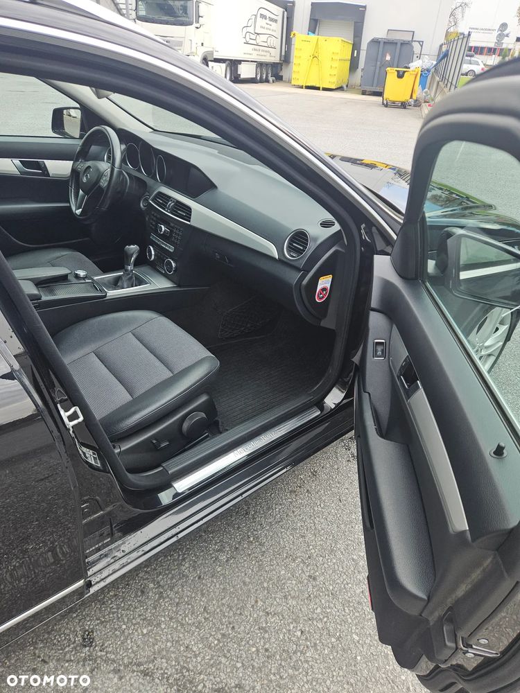 Mercedes-Benz Klasa C 180 CGI BlueEFFICIENCY Avantgarde - 22