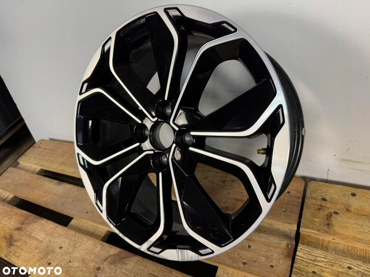 FELGA ALUMINIOWA RENAULT CLIO IV V CAPTUR 17" 7.0 403007914R CALA LADNA - 2