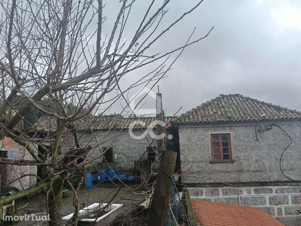 Moradia Bi-Familiar para Restauro em Selho São Cristóvão - Guimarães - Grande imagem: 2/13