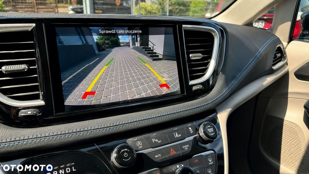 Chrysler Pacifica - 32