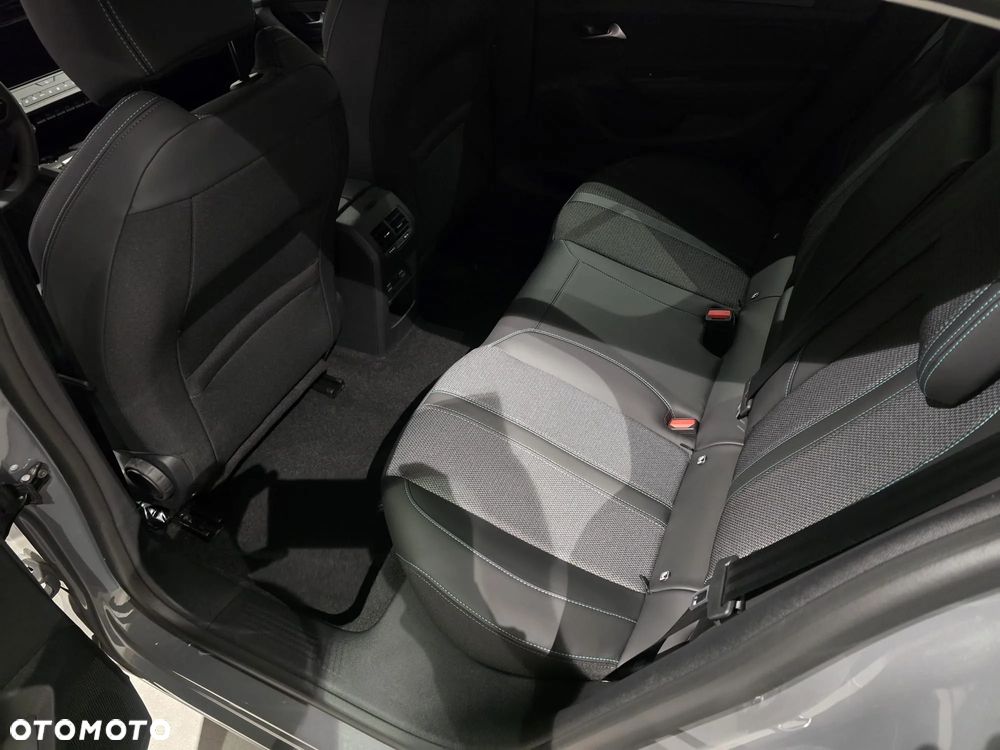 Peugeot 408 - 8