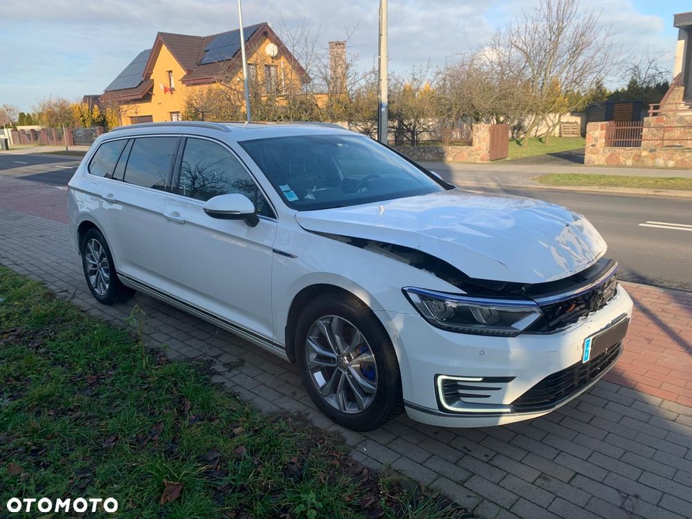 Volkswagen Passat - 1