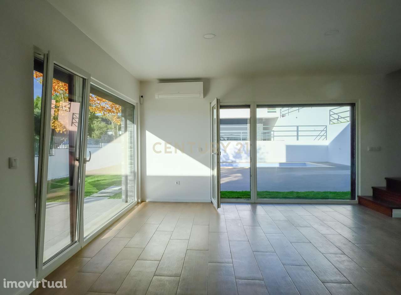 Casa T3 Nova com Jardim e Piscina – Conforto, Privacidade e Sol o Dia - Grande imagem: 3/11