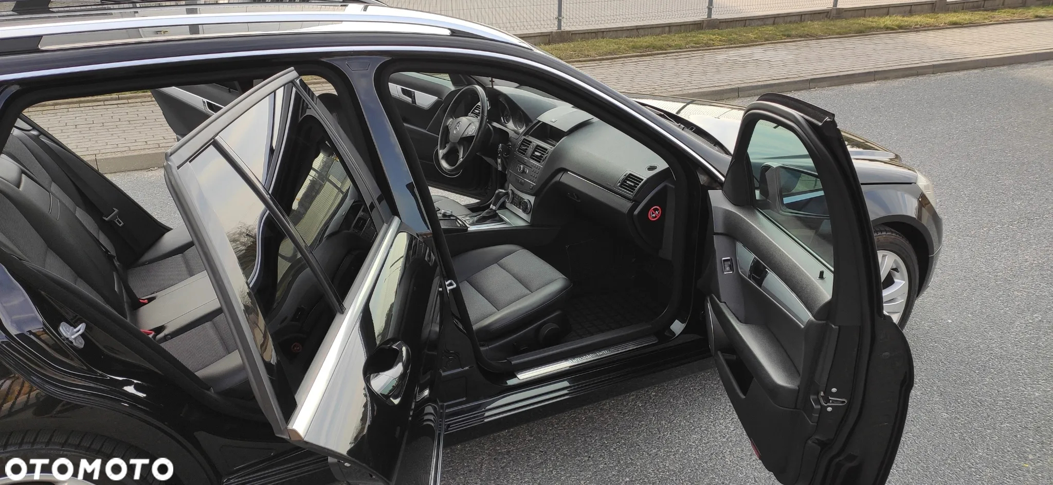 Mercedes-Benz Klasa C 180 T CGI Automatik BlueEFFICIENCY Avantgarde - 29