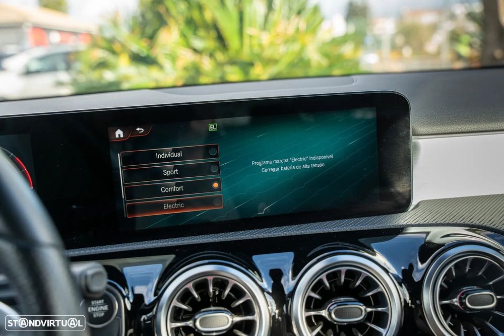 Mercedes-Benz A 250 Limousine e AMG Line - 10