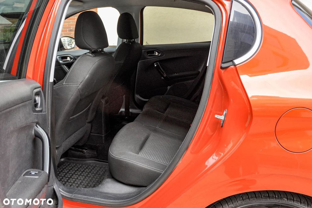 Peugeot 208 - 8