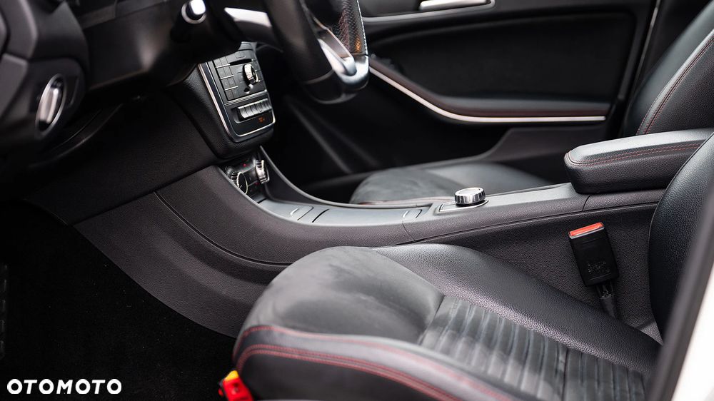 Mercedes-Benz CLA 200 7G-DCT AMG Line - 12