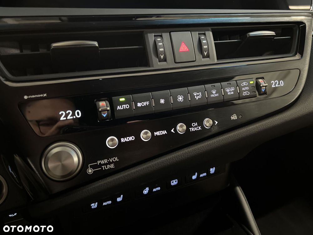 Lexus ES 300h Prestige - 28