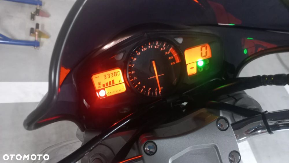 Suzuki GSR - 9