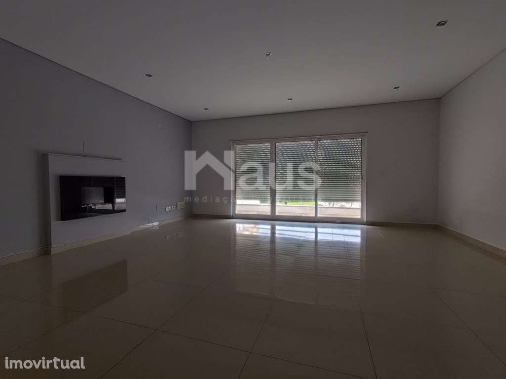 T3 com parqueamento e arrecadação - Grande imagem: 2/13