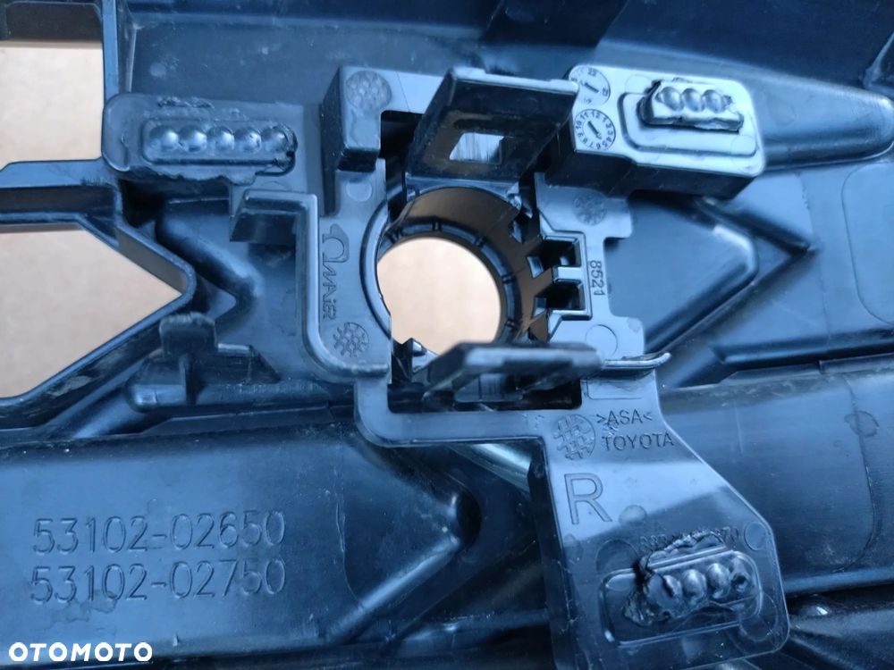 TOYOTA COROLLA E21 LIFT HB 22- 53102-02650 KRATKA W ZDERZAK PRZÓD ORYGINAŁ!  ŁADNA - 16