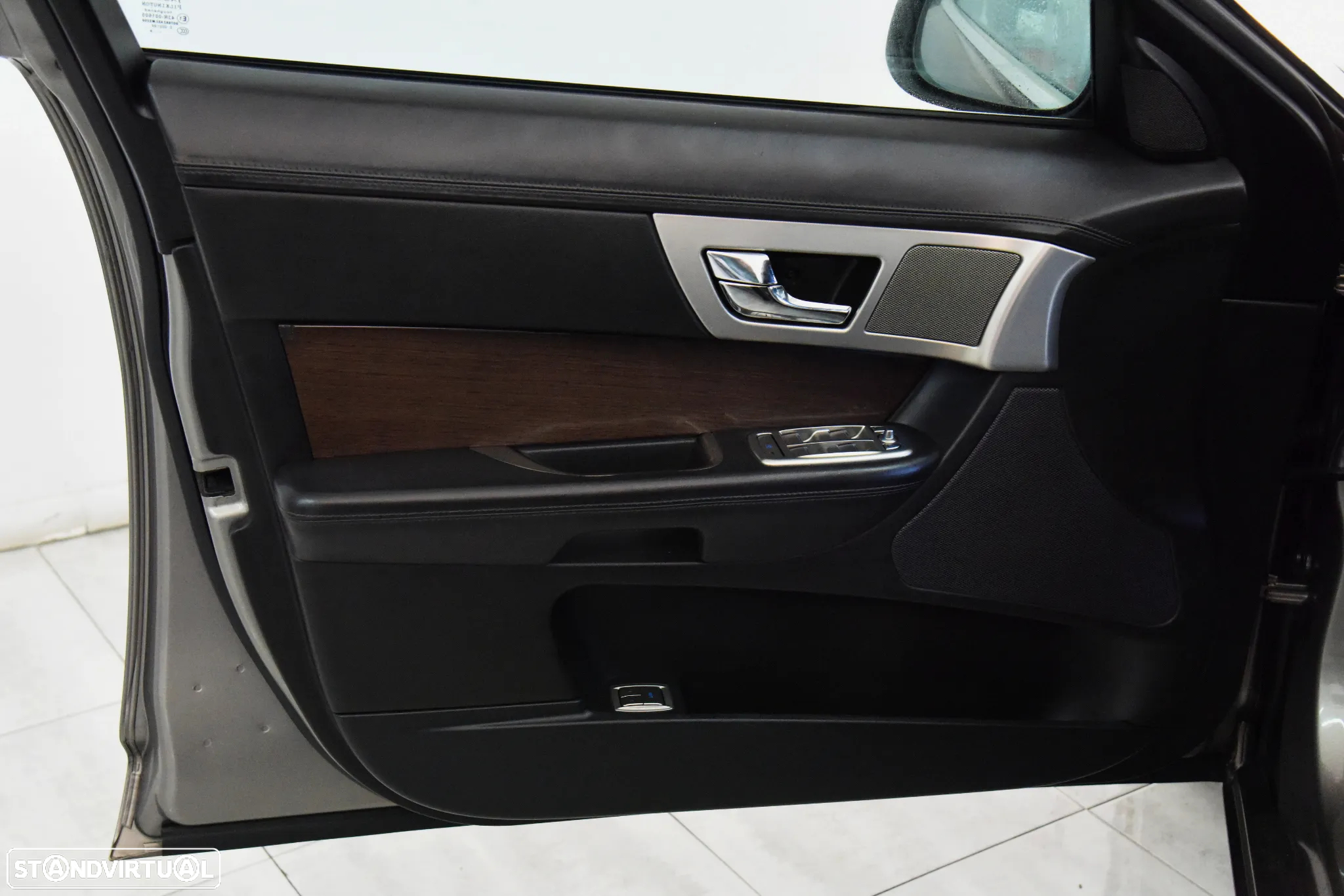 Jaguar XF 2.7 D V6 Luxury - 29