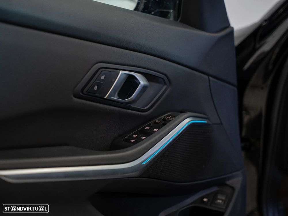 BMW 330 e Pack Desportivo M Auto - 20
