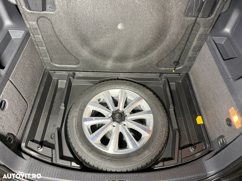 Volkswagen Touran 2.0 TDI DPF Highline - 12