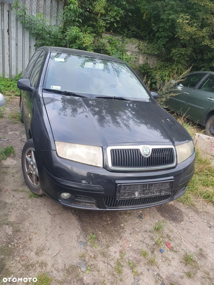 Fabia 1.4 74KW kolor czarny drzwi prawe lewe błotnik lampa przód tył klapa maska zderzak lusterko szyba alternator silnik skrzynia biegów rozrusznik wspomaganie