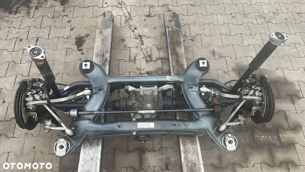 BELKA OŚ ZAWIESZENIA TYŁ MERCEDES W213 - 1