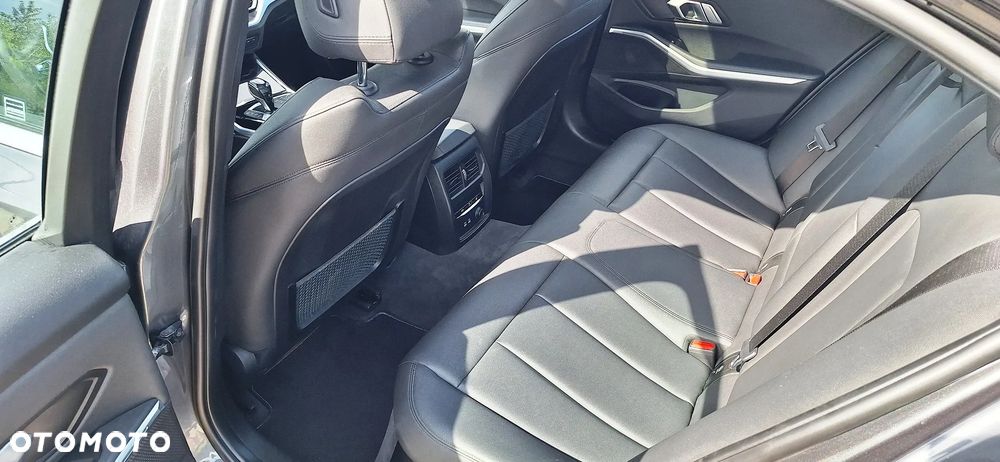 BMW Seria 3 330i xDrive Sport - 13