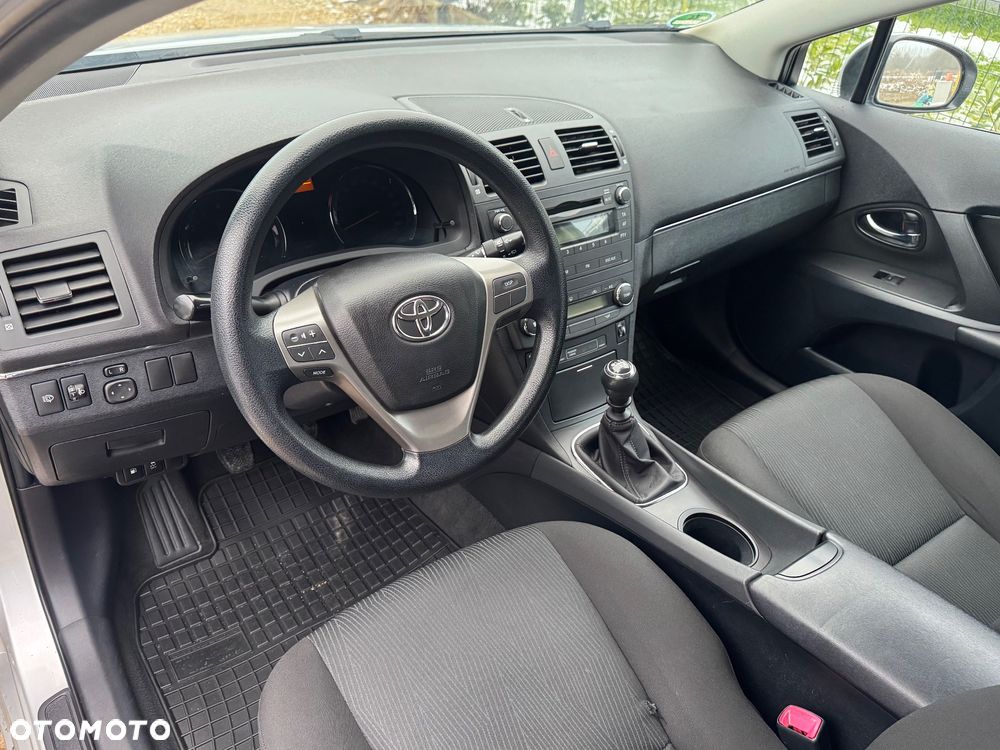 Toyota Avensis 1.6 Comfort - 21