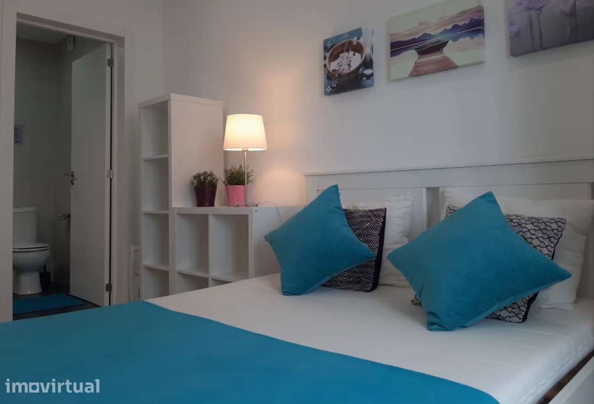 Quarto com WC privado, cama grande, localização excelente - Grande imagem: 4/12