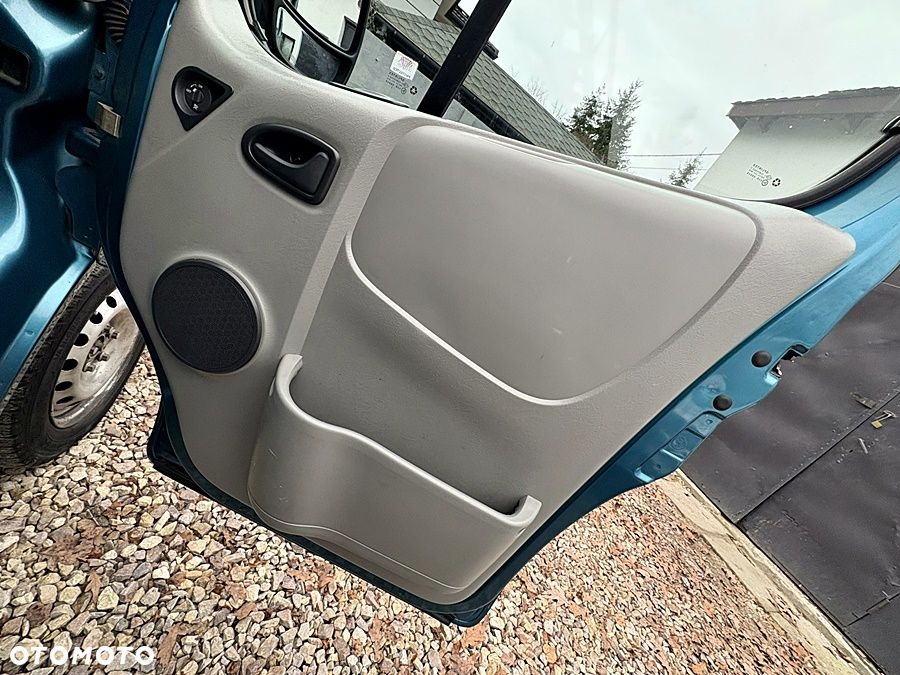 Renault TRAFIC 2.0 dCi na łańcuchu 6 biegów Klima Nawigacja Skóra Elektryka B ładnie utrzymany Oryg 217 tys km 1 Właściciel Bagażnik dachowy Drabina 2007 rok - 18