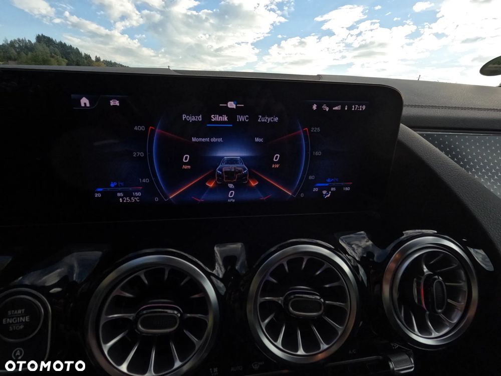 Mercedes-Benz GLA - 25