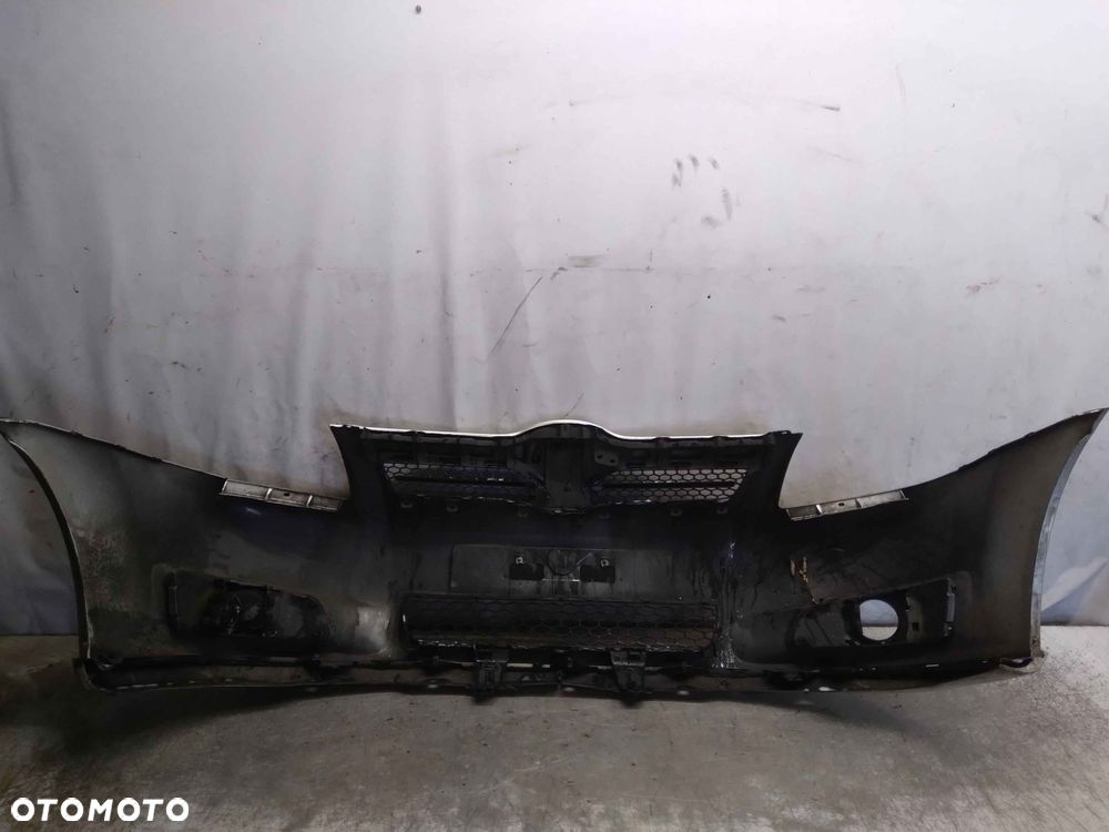 ^ ZDERZAK PRZÓD PRZEDNI DO TOYOTA COROLLA VERSO LIFT FL 1C0 SREBRNY HALOGENY - 1