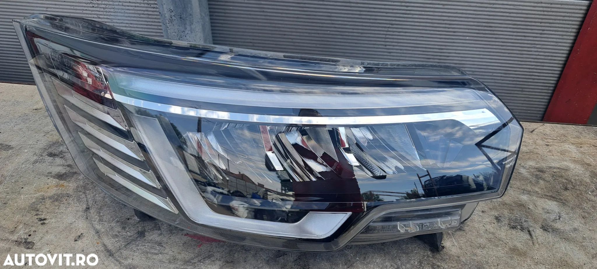 Far dreapta full led Renault trafic 4 cu defect - 1