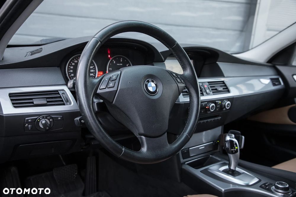 BMW Seria 5 525d xDrive Touring - 13